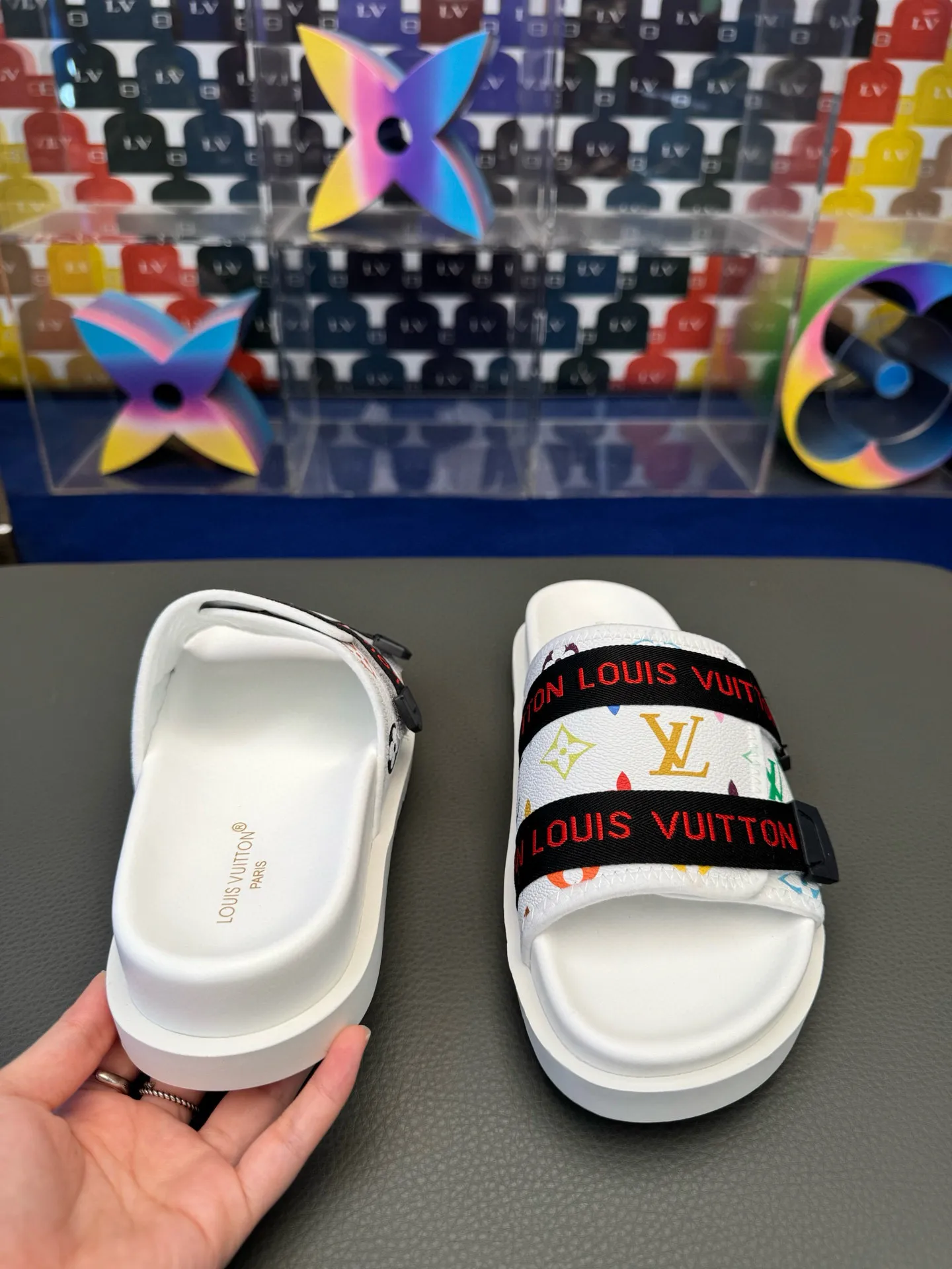 [L Home] P: 340💰Size: 38-45 Top purchasing lv men's summer slippers, classic presbyopia with soft real leather lining, unique color splicing effect, distinctive personality, fashionable and trendy essential style, light and comfortable. Lightweight and tough rubber insole, micro ridged foam outsole, super comfortable!
